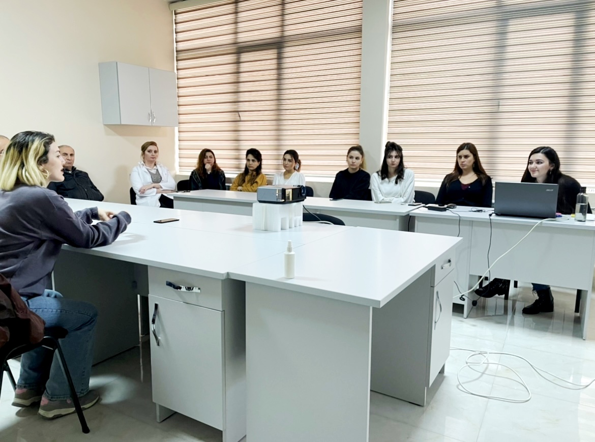 A Ph.D. student from the University of Montpellier presented a scientific report at the Institute of Biophysics