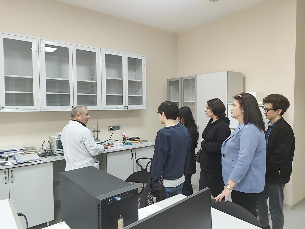 Students of the Baku Branch of Moscow State University Undergo Training at the Biophysics Institute